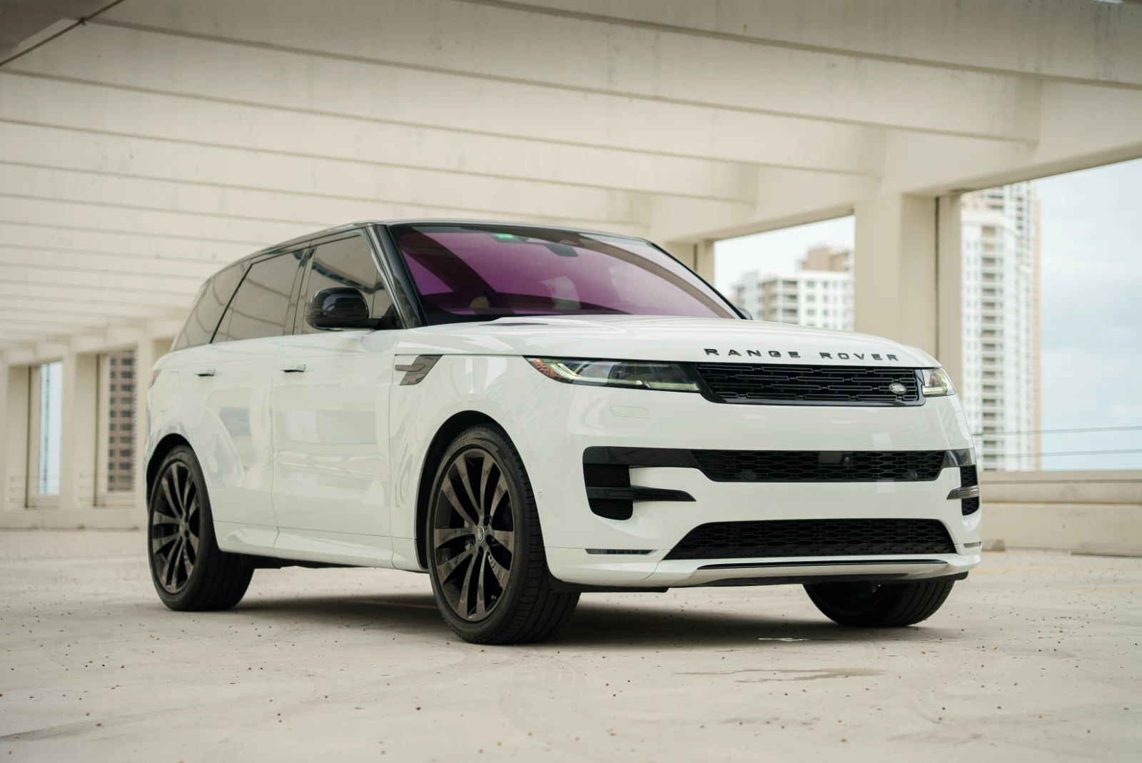 Land Rover Range Rover Sport - Image 1